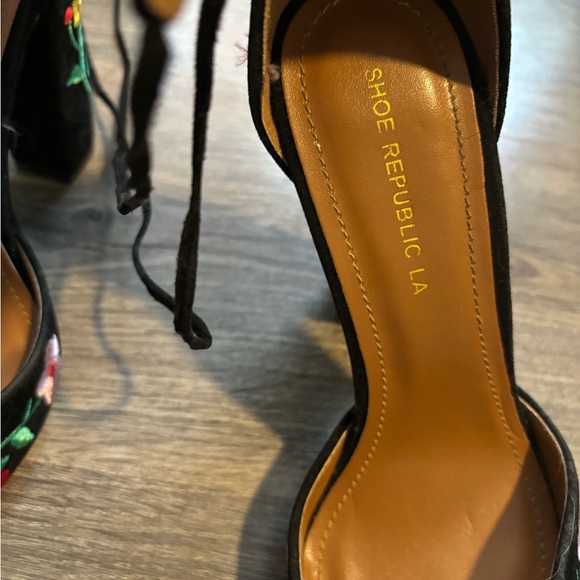 Floral Heels - Picture 3 of 4